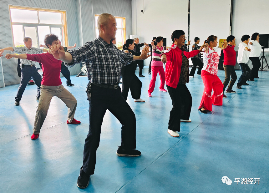 平湖经开：精心打造“家门口老年学校” 让美丽城镇点亮幸福生活