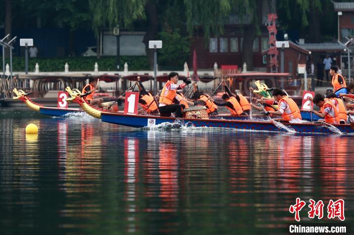 大运河沿线城市12支龙舟队竞速什刹海 “河之端”系列文化活动启动