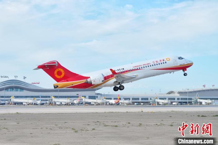 中国国产支线客机ARJ21新开航线 航点覆盖新疆25个机场